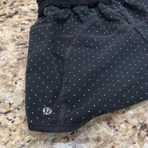 Lululemon shorts size 6 super cute! - Picture 3 of 4